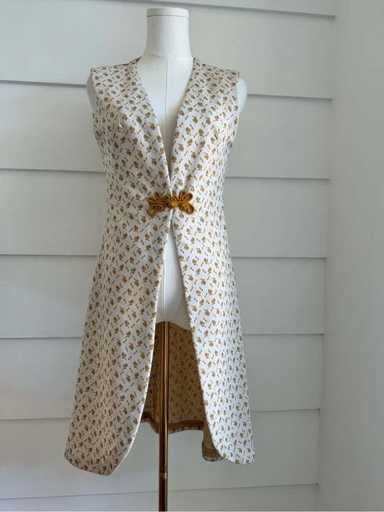 Vintage Jackets & Blazers - Vintage 1970s Longline Floral Duster Vest with Frog Closure Cottage Retro